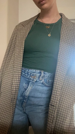 🌷oversized kavaj🌷 - jättefin oversized (på mig som är 160cm) kavaj som är snålt använd och perfekt för våren och sommaren!🧚🏼‍♂️ köparn står för fraktkostnad🌞