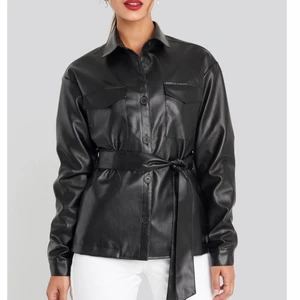 Skinnjacka ifrån Na-Kd - Slutsåld skinn/läderjacka ifrån NA-KD. Jackan är använd max 2 gånger därav i nyskick!💕Väldigt bra kvalitet! Köpt för 700kr!