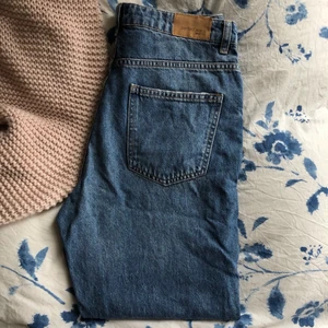 Mörkblå momjeans - Mörkblå momjeans som inte kommer till användning längre. Ser ut att vara nya men är en aning utgådda🌸 Bara att skriva om man vill se ur de ser ut på💚 Köparem står för frakt.