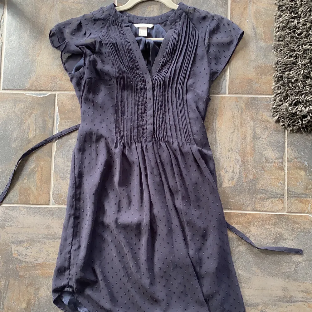 Supersöt marinblå klänning från HM som jag aldrig fått användning av, nyskick!. Klänningar.