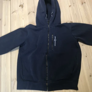 Sail racing hoodie strl m  - Passar fint, har växt ur och beslutar därför för att sälja. Inga skador eller fläckar, i princip perfekt skick. Köpte begagnat för 600:-. 