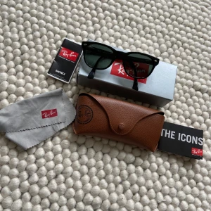 Ray Ban wayfarer solglasögon  - Äkta Ray Ban solglasögon modell wayfarer svarta. Köpta på synsam för ca 1300kr nånting. Nyskick 