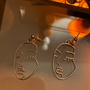 örhängen - Säljer mina skit coola face örhängen! Minns inte vart ja köpte de men har använt de en gång! (Tvättas innan frakt med sprit). Säljer endast pågrund av att de aldrig kommer till användning☺️ De är ungefär 2-2,5 cm långa.