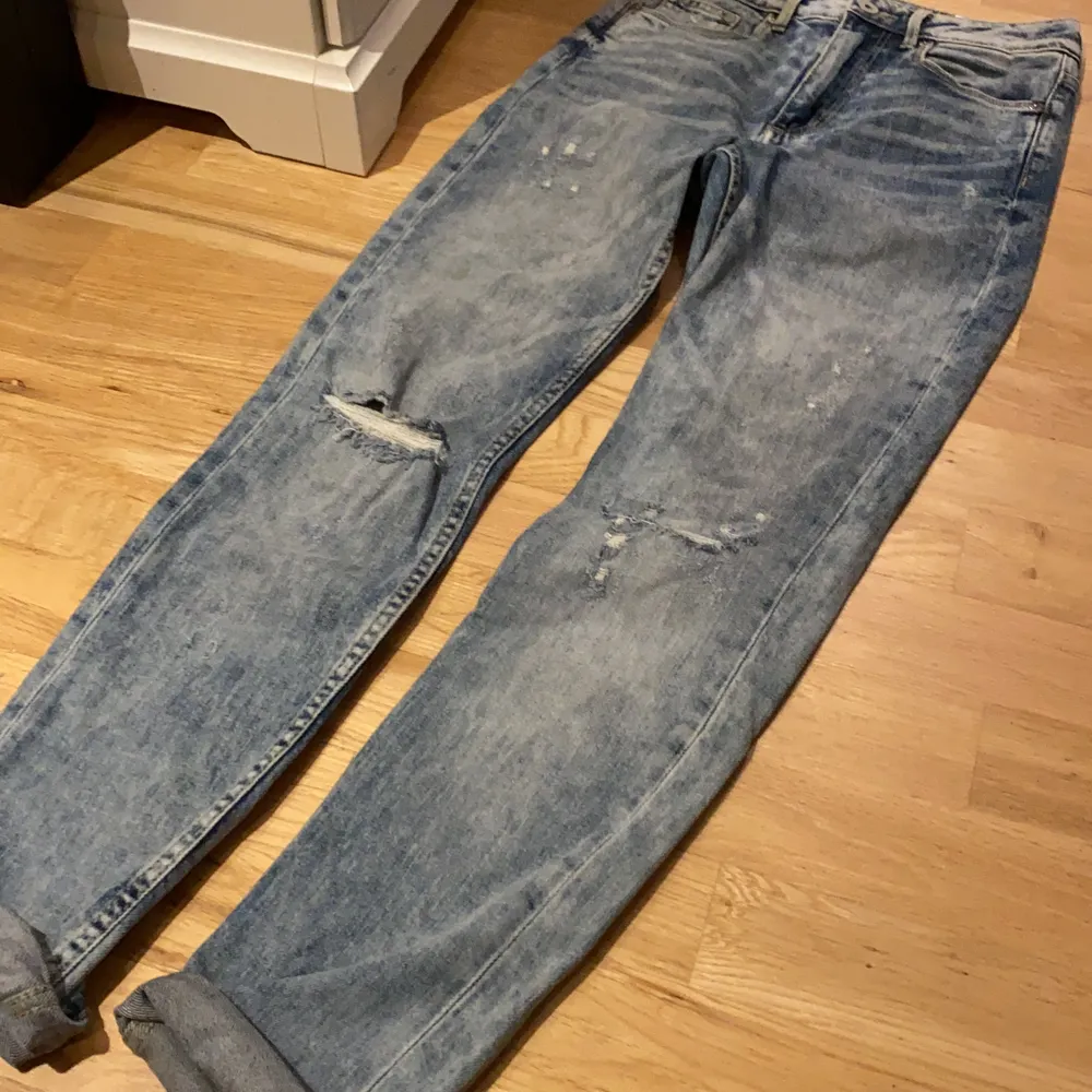 Super snygga slitna Jeans från H&M . High weist använd 2 ggr. Skinny . Tycker de är mera som regular/slim. Jeans & Byxor.