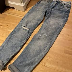 Super snygga slitna Jeans från H&M . High weist använd 2 ggr. Skinny . Tycker de är mera som regular/slim