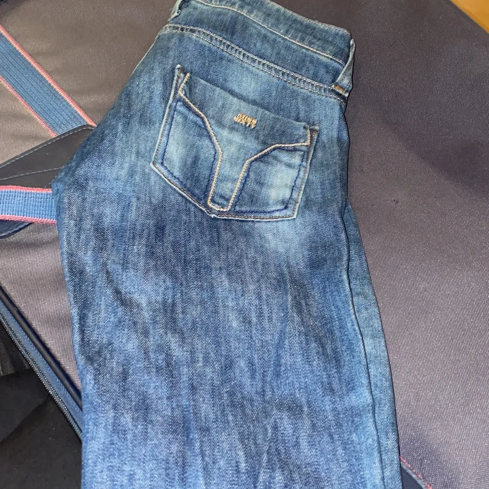 Miss sixty jeans st 23 , skinny ( måste säga miss sixty jeansen har shit snygg passform sitter perfekt på en ) använd 2-3 ggr. Priserna på miss sixty kostade  ca 1700kr-1900 st  när ja köpte dom . Jeans & Byxor.