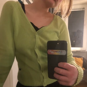 Stickad kofta från Skunkfunk - Nyskick, mysig grön kofta som inte kommer till användning. Nypris 800kr, köparen står för frakt