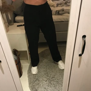 Kostymbyxor från H&M.  - Storlek 36. Mycket bra skick, endast använda 2 gånger. Säljs pga för små. Nypris 400kr. Dressade byxor i vävd kvalite, knapp, hylsa samt dragkedja fram. Fickor fram och ”låtsas” fickor bak. Säljs för 200kr exklusive frakt. 