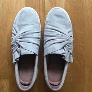 Skor  - Jag säljer ett par skor från Dasia. De är i befintligt skick. Hör av dig om du skulle vara intresserad 💞💞