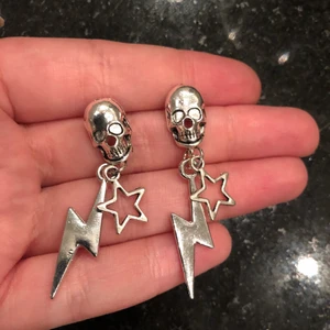 Örhängen  - Super coola örhängen! 80kr. Det är självklart oanvända! Hör av er vid intresse eller funderingar!💓✨🥰💀