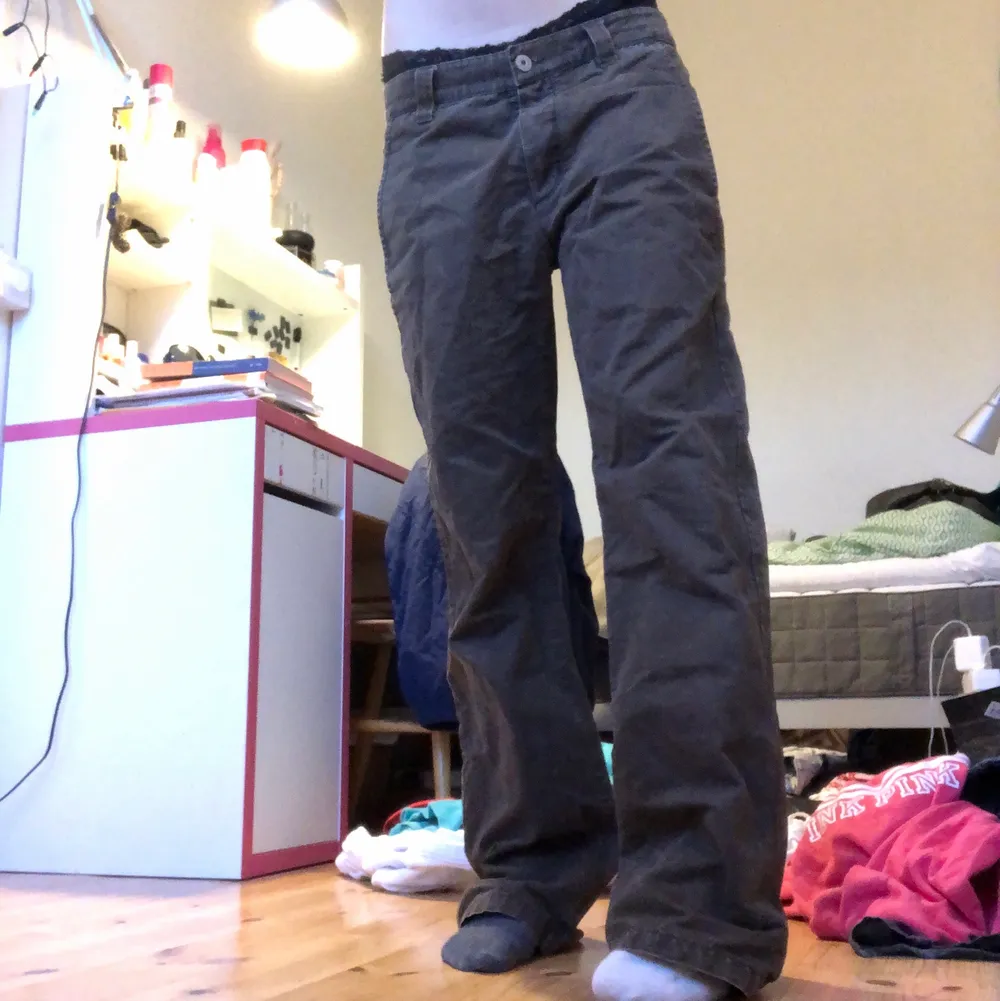Coola bruna lågmidjade baggy byxor! 😍💞 Det står storlek 32/32, men skulle säga lite mindre!. Jeans & Byxor.