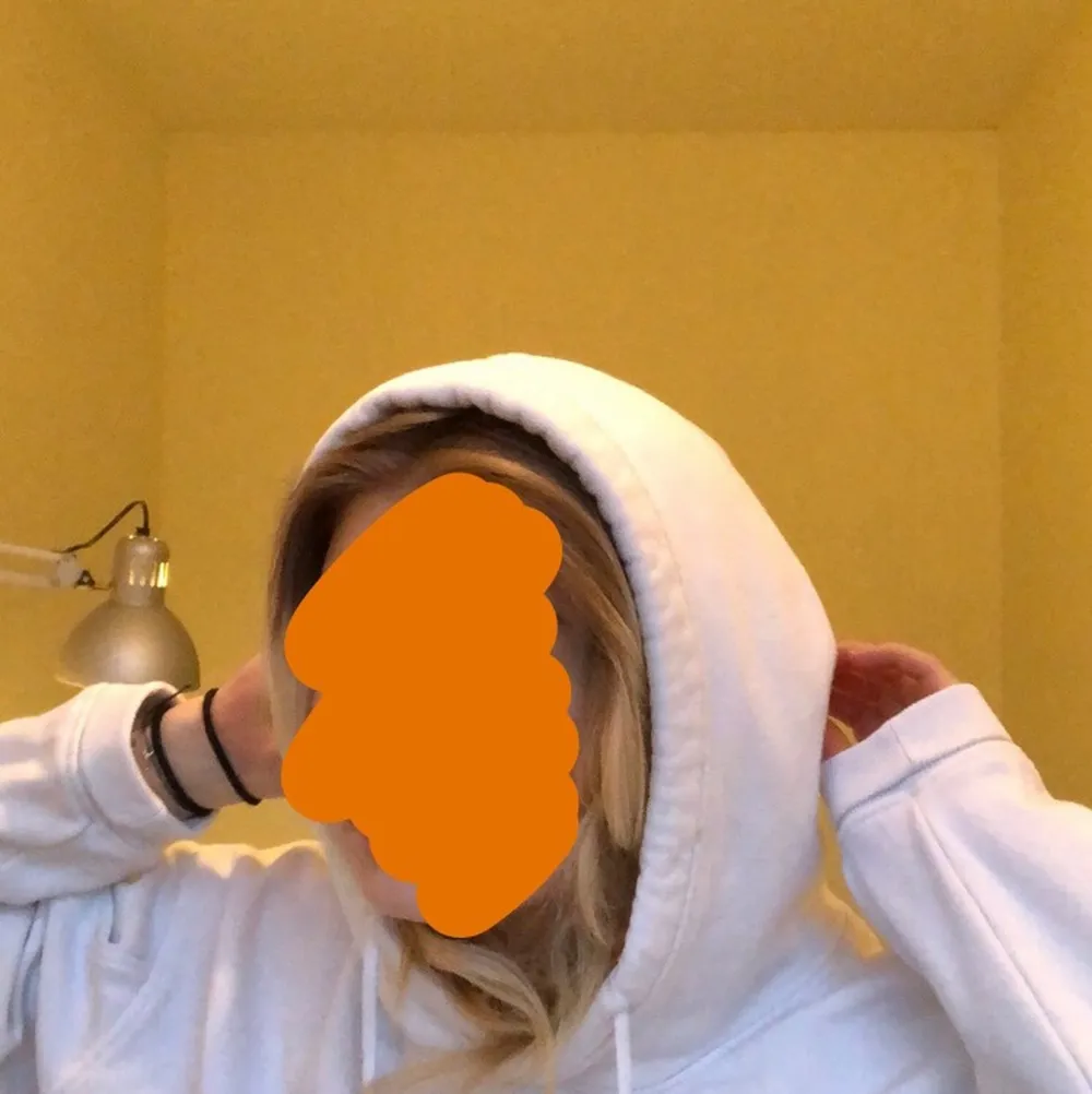 Vit klassisk hoodie grån weekday. Väldigt tjock material och bra kvalitet! Fin modell eftersom den går in lite vid midjan! 💞. Hoodies.