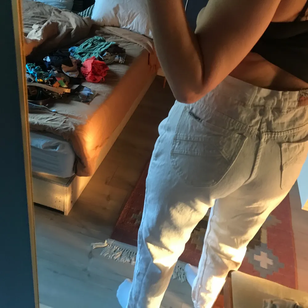 Vita jeans i bra kvalite. W35.  Skulle säga att dem är L34/36 i längden. För stora för mig. Buda gärna ❤️. Jeans & Byxor.