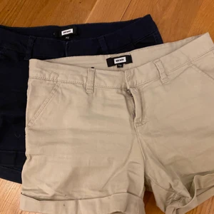 Shorts - Super snygga chinos liknande shorts. Tyvärr för små för mig. De beiga har en liten fläck, kan gå bort i tvätten är ej säker och de blåa är lite urtvättade💞 frakt beror på om man köper en eller båda💞 1 för 40kr eller både för 70kr💞