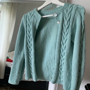 Virkad grön/ blå kofta - Egenvirkad / stickad kofta som är pastellgrön/ turkos ish. Storlek XS-S🥰