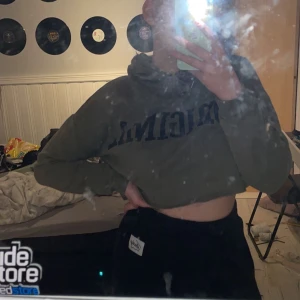 Fin och skön kroppad hoodie  - Fin och bekväm kroppad hoodie från hm tror jag? Knappt använd💗 vet inte vad de e för storlek men skulle säga att den är xs-m, köparen väljer och står för frakten☺️ 