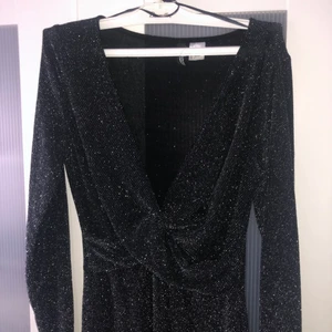 Klänning - Snygg glittrig klänning i storlek 36. Formar sig snyggt mot kroppen och är precis över knät på mig som är ca 168 cm. 