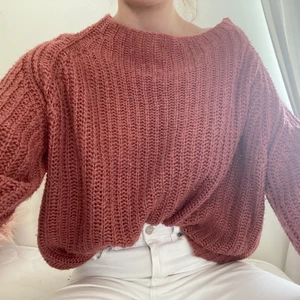 Stickad tröja från Lindex strl M - En stickad tröja från Lindex i strl M, passar för personer med strl S och M beroende på hur man vill att den ska sitta, jag köpte den för 299kr och säljer den för 100+ frakt 