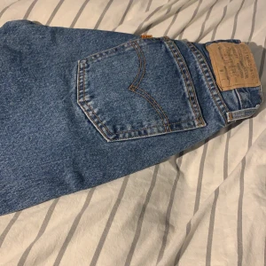 Jeans  - Ett par jätte fina jeans som jag har köpt hör på plick för 700kr men dom hade ett märke på knät som jag inte var medvetande vid men annars väldigt bra jeans köparen står för frakten!! ( säljer för att dom är för korta för mig jag är 1,61 och som är 5cm för små så rekommenderar dom för  ”korta” personer 