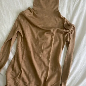 Beige polo stickat tröja - Polo tröja från gina tricot, aldrig använd