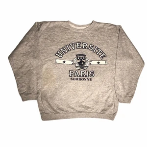 Universite Paris - Vintage Sweatshirt - En fin sweatshirt från universitet av Paris. Den gråa färgen passar bra med det detaljerade trycket! Perfekt i en Casual baggy outfit! Om du har några frågor gällande plagget eller priset kontakta oss!