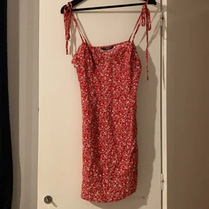 Klänning - En fin klänning från SHEIN i storlek s aldrig använd med bra material