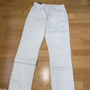 Beige Jeans - Ett par beiga byxor som är i storlek 32/30 / medium. Priset kan diskuteras! Du betalar för leverans eller så kommer vi överens om något annat! Helt nya/nyskick och aldrig använda. Pristagg kvar! Originalpris: 500 SÄLJER DEM TILLSAMMANS MED @selviras 😋🍀