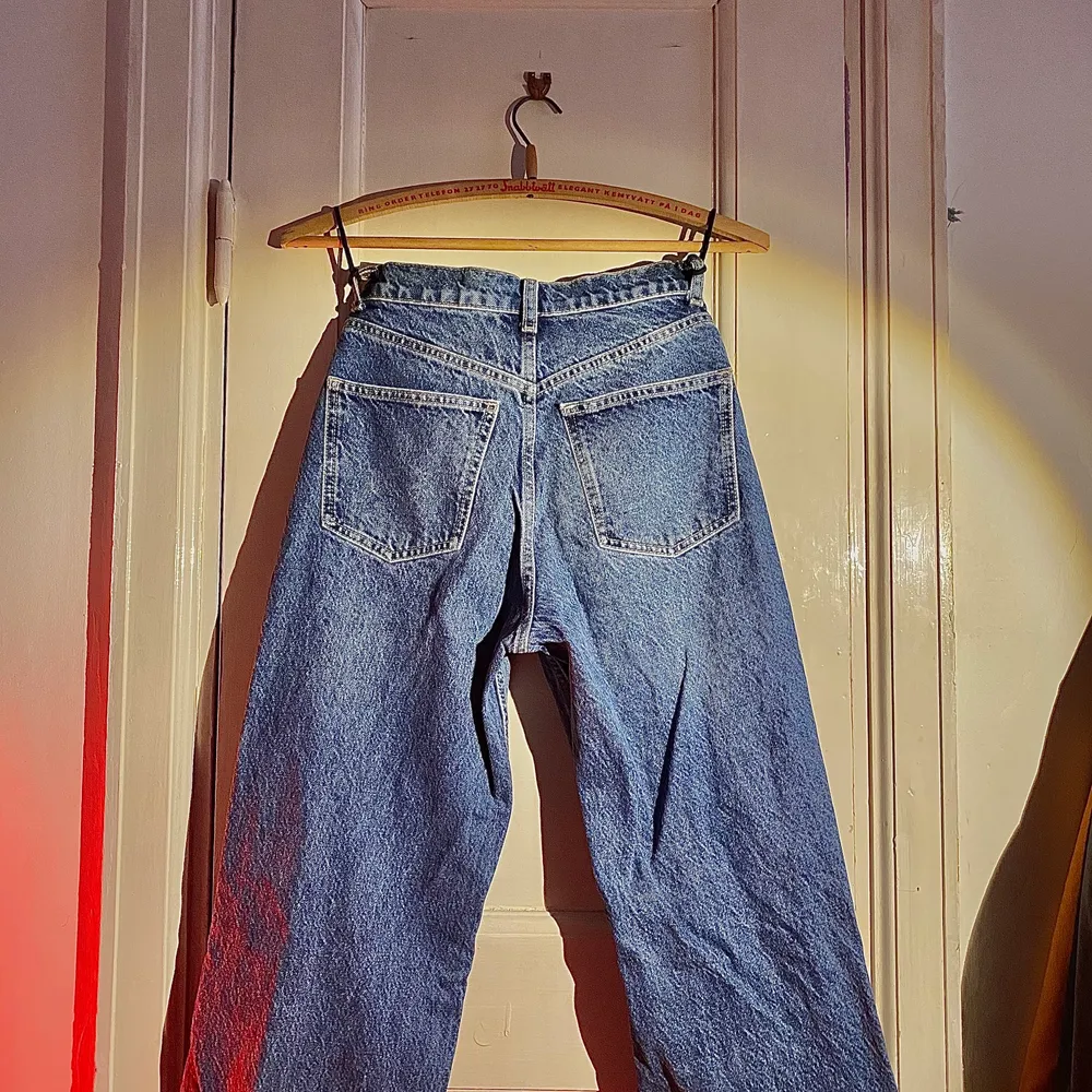 Jeans som alla har och är slutsålda titt som tätt! Sparsamt använda pga fel storlek.. Farkut & Housut.