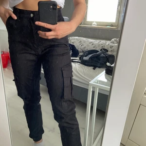 Cargobyxor  - Helt oanvända cargobyxor från Madlady. Prislappen finns kvar och ordinarie pris är 499 kr. Priset kan diskuteras