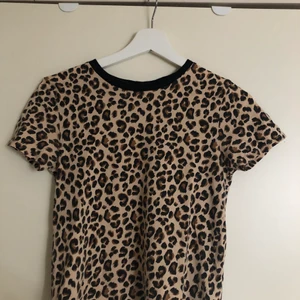 T-shirt från H&M, storlek XS - En fin t-shirt från H&M kan nu bli din, passade till varma dagar i solen! 🌞 Skriv för mer information. 