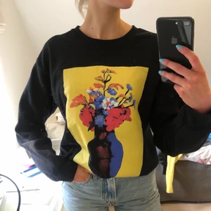 Cool tröja från Nelly - En jättecool tröja från Nelly med ett unikt tryck på framsidan. Tröjan är i storlek S och är lång i ärmarna. Säljer tröjan pga att den ej används & köparen står för frakten. 