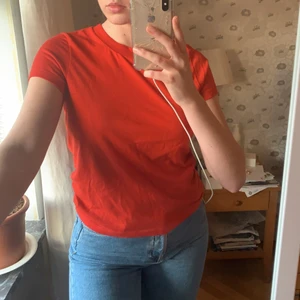 Röd T-shirt - Härlig röd T-shirt men säljes pga rensar ur min garderob. Köparen står för frakt.☺️