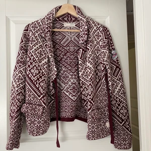 Odd Molly kofta - En fin Odd Molly kofta som är använd max 2-3 gånger. Säljer pga att det tyvärr inte är min stil längre. Väldigt bra kvalitet och ser oanvänd ut. Storlek 1 motsvarar XS-S. Frakten är inte inkluderad i priset då jag inte vet helt 100 vad den blir. Köparen står för frakt.  Allt som säljs kommer från ett rent djur- och rökfritt hem.