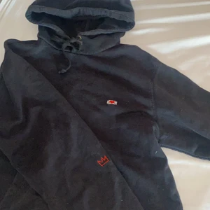 Hov1 hoodie - Säljer min kärleksbrev hoodie jag köpt efter en konsert då den inte kommer till användning längre. Storlek S men passar XS-M beroende på hur man vill att den sitter. Köpte för 600 säljer för 400 då den är i väldigt bra skick. Skriv privat för fler bilder! Köparen står för frakten🌸💖