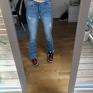 Blå bootcut jeans - Jag säljer dessa lågmidjade blåa bootcut jeansen i storleken 164. De är otroligt sköna och har i midjan ett typ av band/spänne som man kan reglera midjan. De har tyvärr blivit försmå. Köparen står för frakten som kan variera i pris beroende på hur stort kuvert som behövs. (La ut igen)