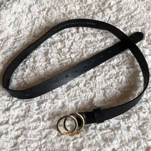Svart skärp  - Säljer detta skärpet från monki då det ej kommer till användning. Har gjort två egna hål (sista bilden) då det var för stort när jag köpte det, är även lite repningar på guldringarna, men de syns knappast!
