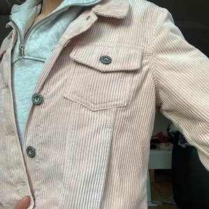 Manchesterjacka från Only - Säljer denna jacka, köpt från Asos. Använd typ 1 gång så kvaliten är jättebra. Strl 38 men den är ganska liten så passar en 36a och kanske en 34a också om man inte vill ha den så tight! 