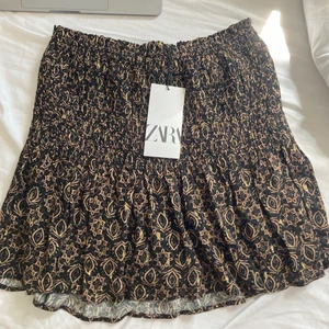 Zara kjol - Zarakjol som tyvärr inte passade mig💔 Så fin med prislappen kvar (359kr nypris)! (Andra bilden e lånad)