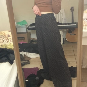checkered pants  - Skiiitfeta byxor!!!! dom är typ helt oanvända förutom ett litet fimp hål (ganska långt ner på byxan man tänker nt alls på det!!!! och syns nt) hehe. dom är ganska långa på mig som är 165, men tycker det är snyggt och det går bra med ett par högre skor!! 