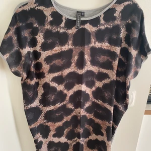 Klänningar pris per styck 80 sek. För alla tre 200 sek. Storlek S - Klänning 1 Bonprix. klänning 2 Zara.  playsuit 3 HM