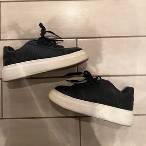 Alexander mcqueen liknande - Säljer dessa Alexander mcqueen liknande skorna!! Perfekt skick och super sköna!! De går att tvätta bort det lilla lilla smutsen som fins på sulan JA, storlek 38💕