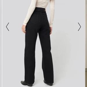 Svart vida NA-KD  - Endast använd ett fåtal gånger så nyskick. Jag är 158 och det är lite längre på mig så passar nog bäst på någon som är runt 160.   KÖPAREN står för frakten