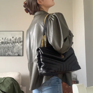 Hm blus/jacka 💚 - Superfin militärgrön blus i skinn-material som jag skulle använda som jacka nu i vår 💘💕 helt ny och prislapp sitter kvar 