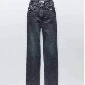 Zara zw premium 90s  - Kollar intresset på dessa snygga byxor. Högmidjade, och avklippta så byxorna passar mig som är 165. Finns även en liten defekt på ena byxbenet (se bild), men det har inte varit något jag tänkt på! 💕💕