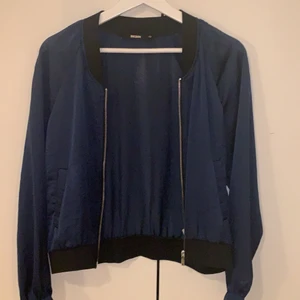 Bik Bok satinjacka storlek XS - Denna kom aldrig till användning heller. Den är väldigt fin och är av väldigt tunt material, passar perfekt till sommaren. 