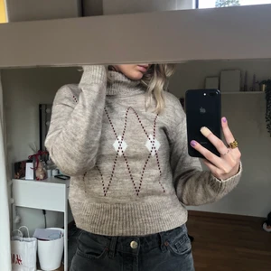 Stickad polo  - En väldigt mysig stickad beige polo tröja från Nakd, i storlek xs. Otrolig skön och mysig🥰. Köparen står för frakten som kan variera i pris beroende på hur stort kuvert som behövs.