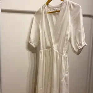 Super fin vit klänning, köptes förra sommaren från NAKD aldrig använd. 