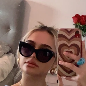 Solglasögon  - 🤎Säljer 3 par solglasögon (ni får med alla i samma paket)🤎 De svarta är från h&m men kommer ej i ihåg märket på de andra två. *Köparen står för frakt*