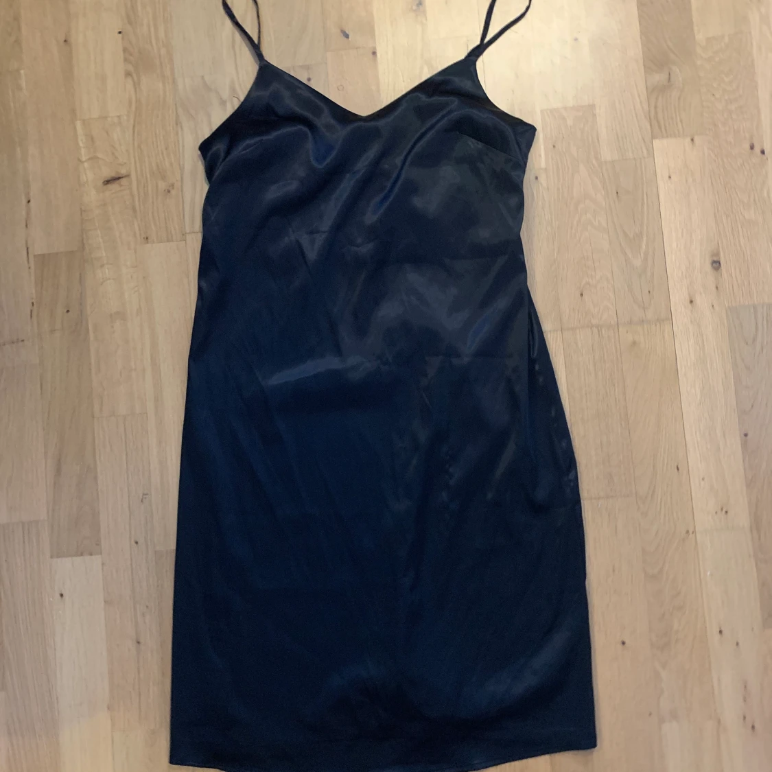 Svart siden klänning 