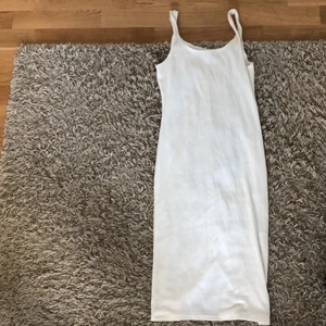 Vit klänning - Basic vit bomullsklänning som går ner till knäna, använd ett par gånger men inga fläckar eller smuts. 